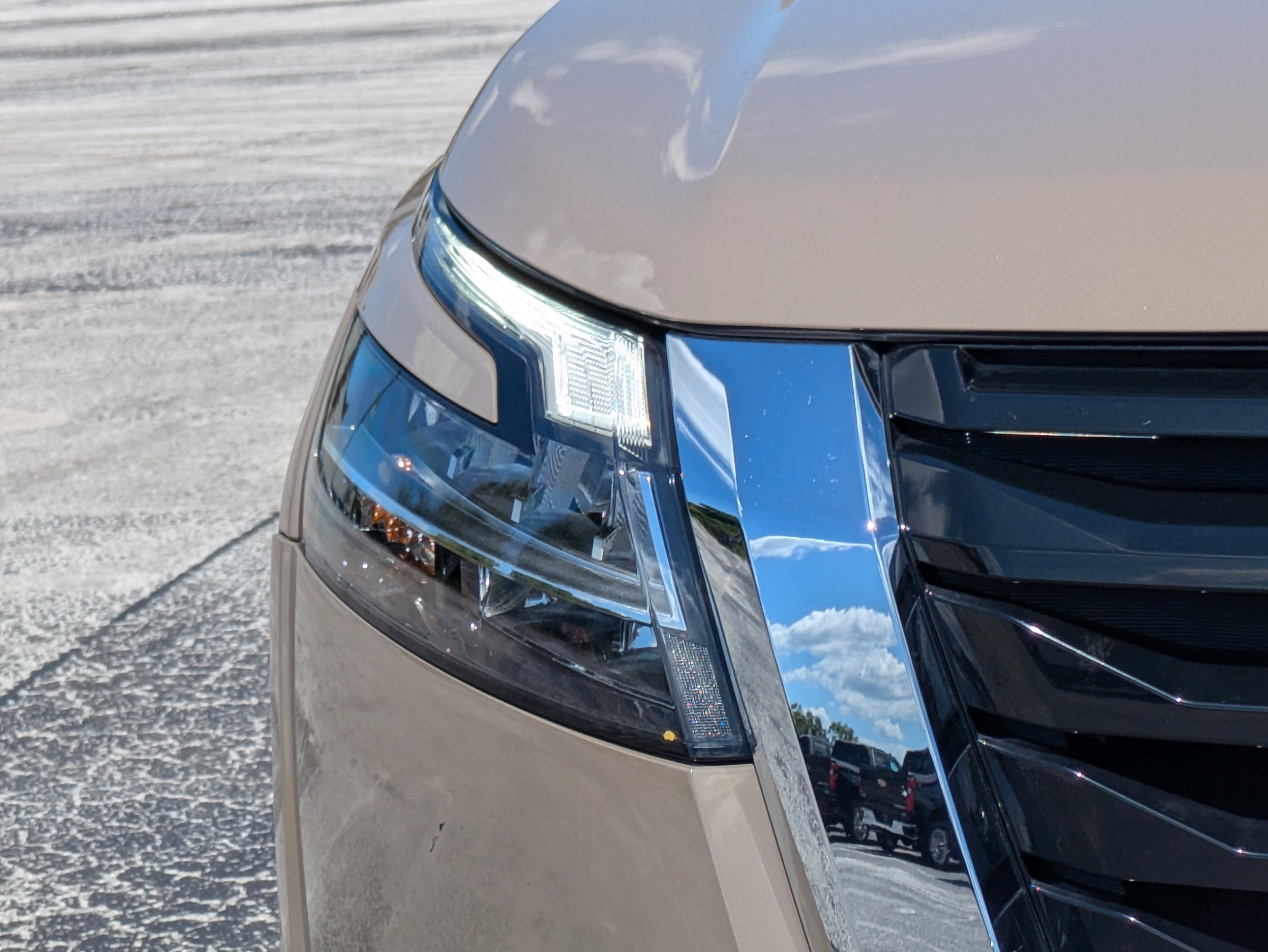 2023 Nissan Pathfinder Platinum photo 2