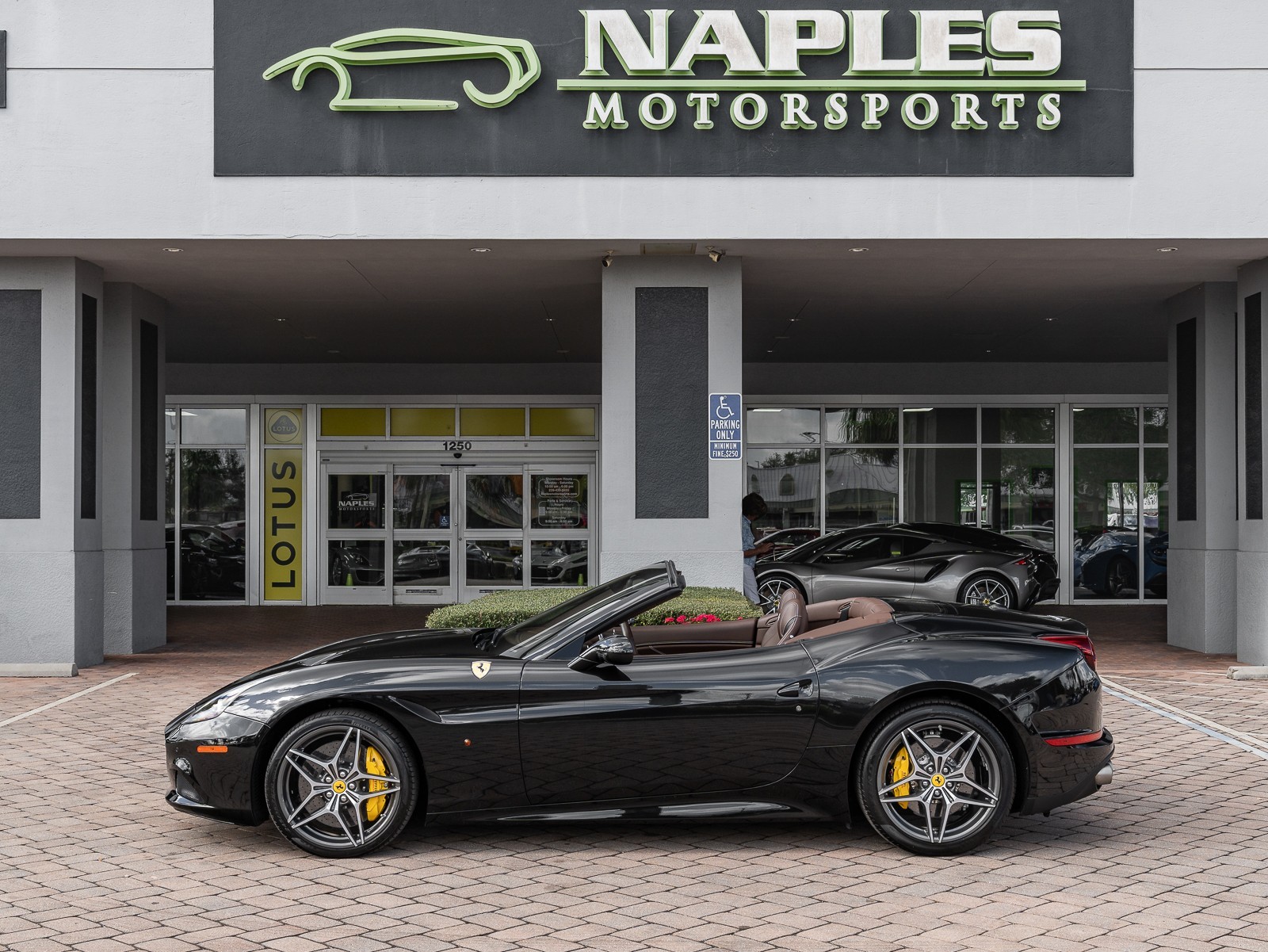 2015 Ferrari California T photo 27