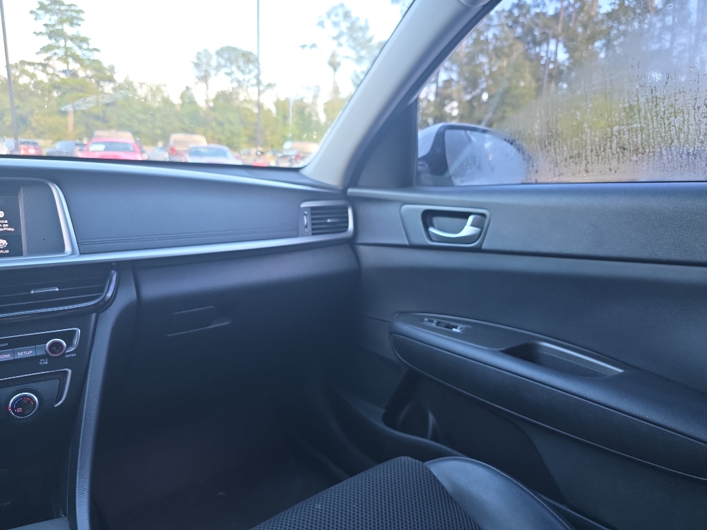 2020 Kia Optima S photo 17