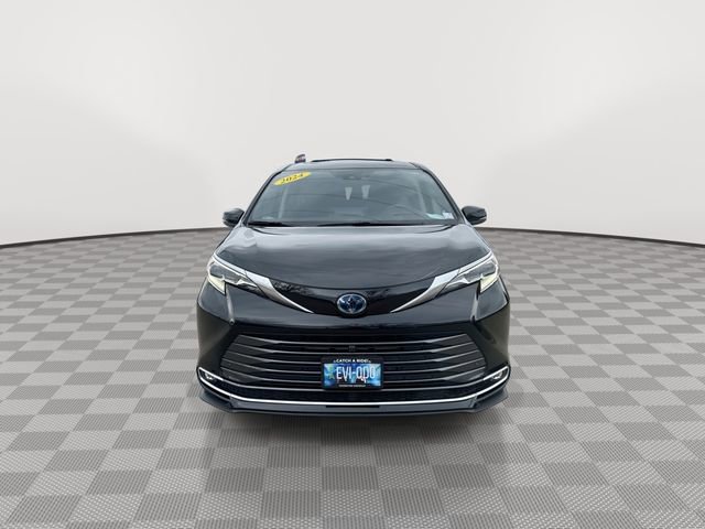 2024 Toyota Sienna Platinum photo 2