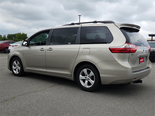 2015 Toyota Sienna LE photo 5