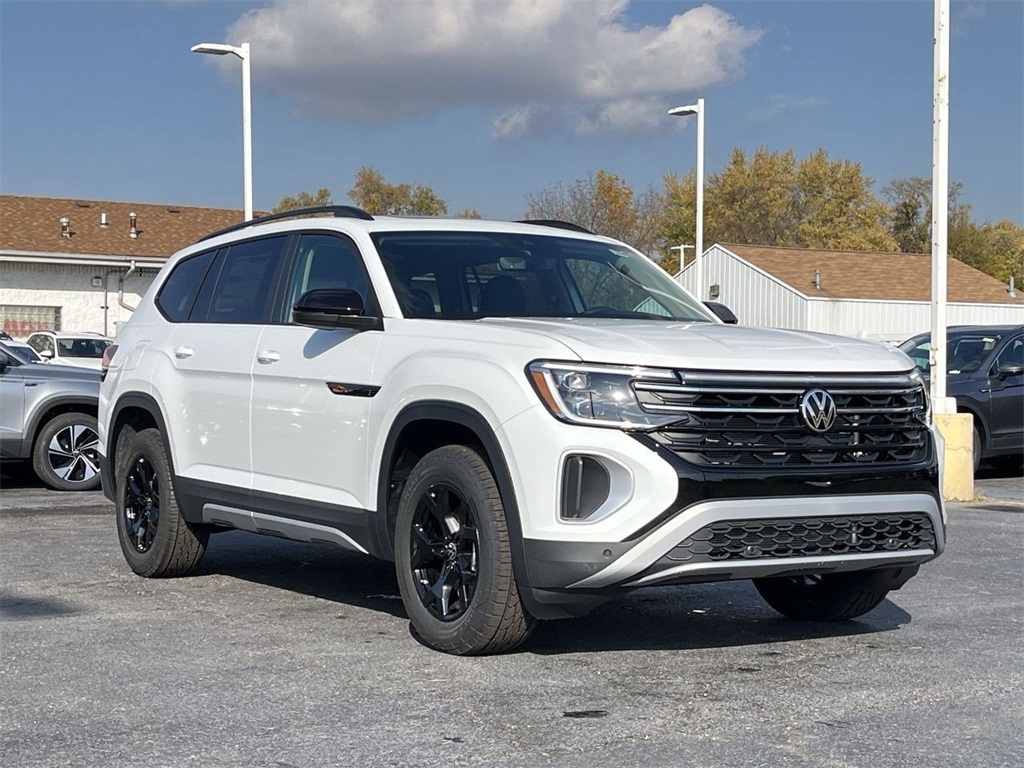 2025 Volkswagen Atlas Peak Edition photo 2