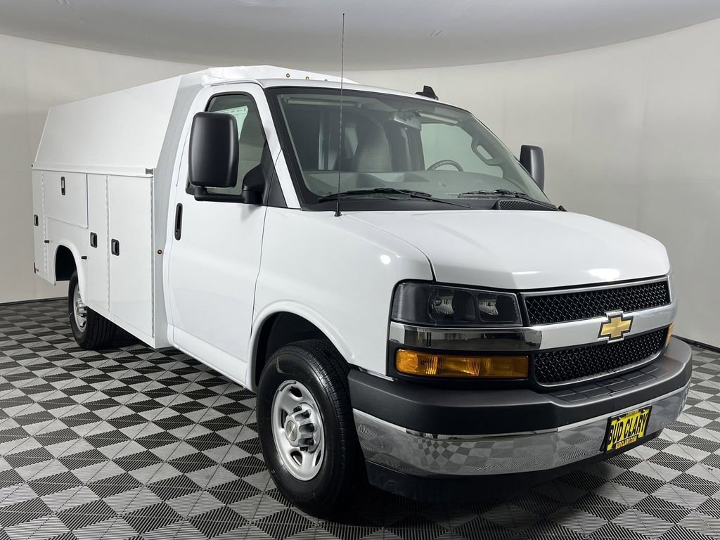 2024 Chevrolet Express Cutaway 3500 photo 3