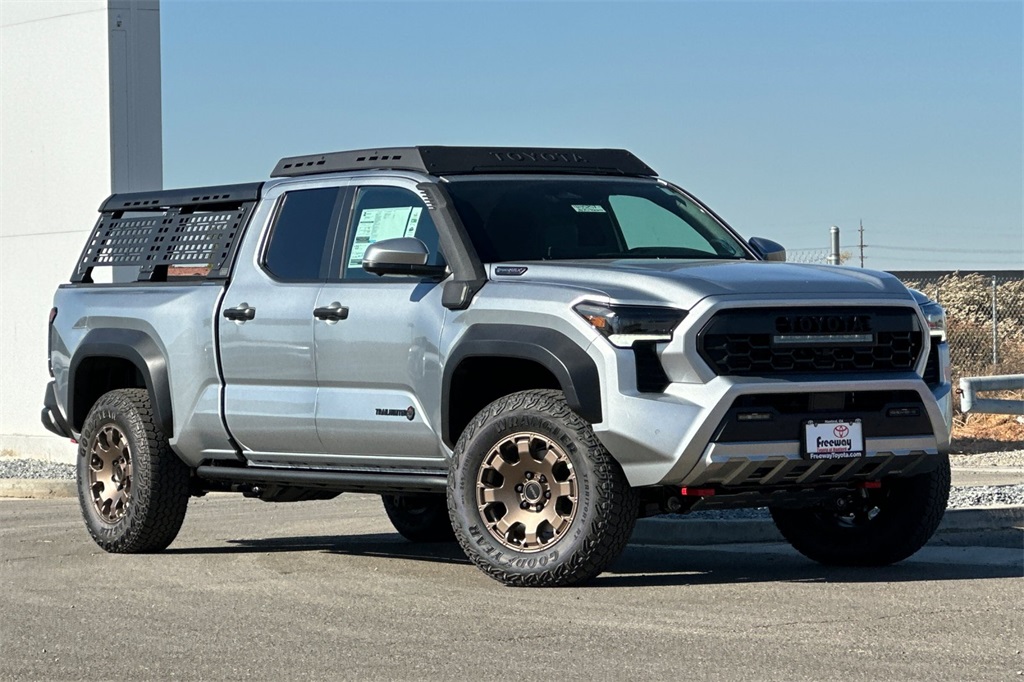 2025 Toyota Tacoma Trailhunter photo 2