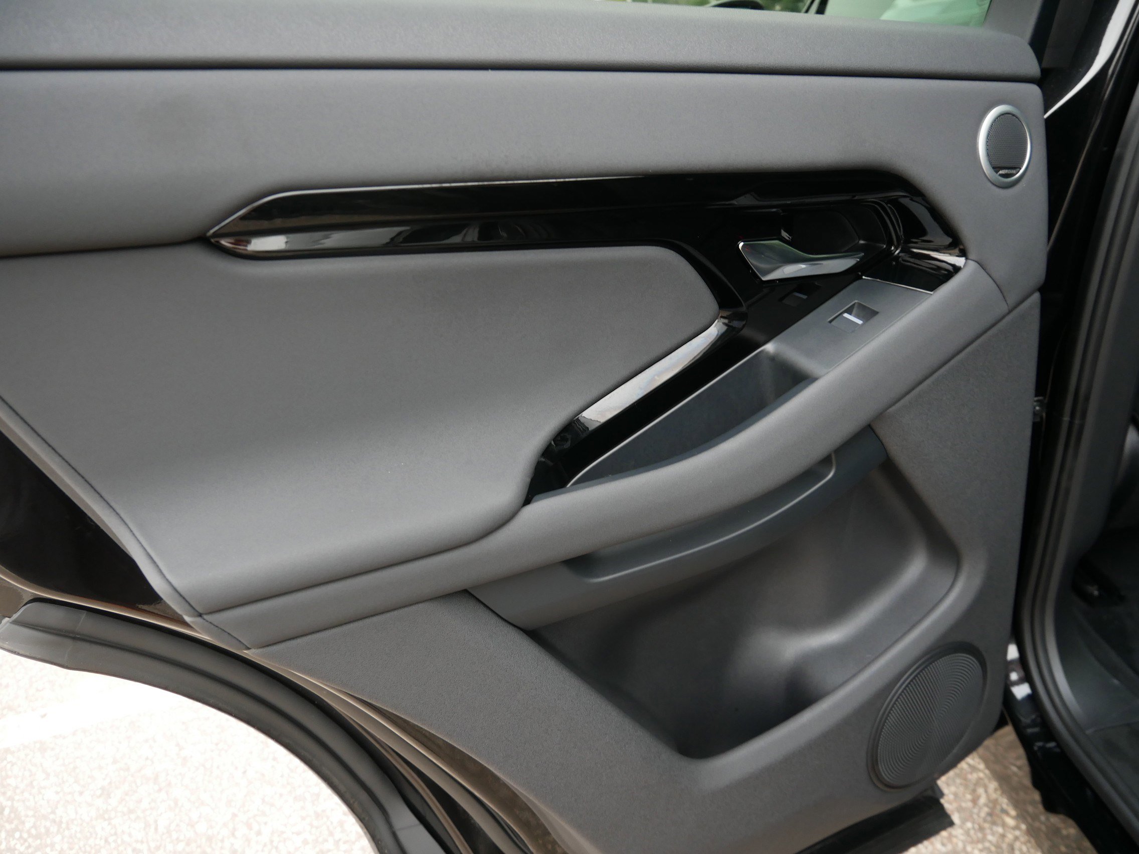 2025 Land Rover Range Rover Evoque S photo 16