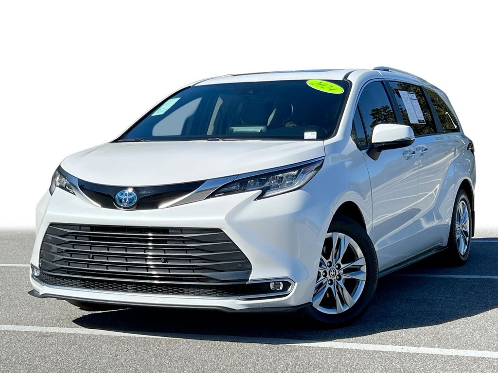 2024 Toyota Sienna Limited's photo