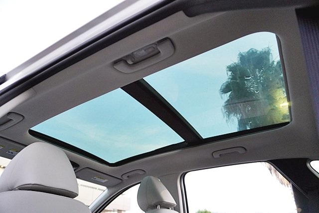 Used 2022 White Hyundai Limited image 17