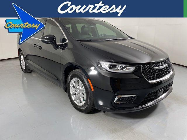 2026 Chrysler Pacifica Select's photo