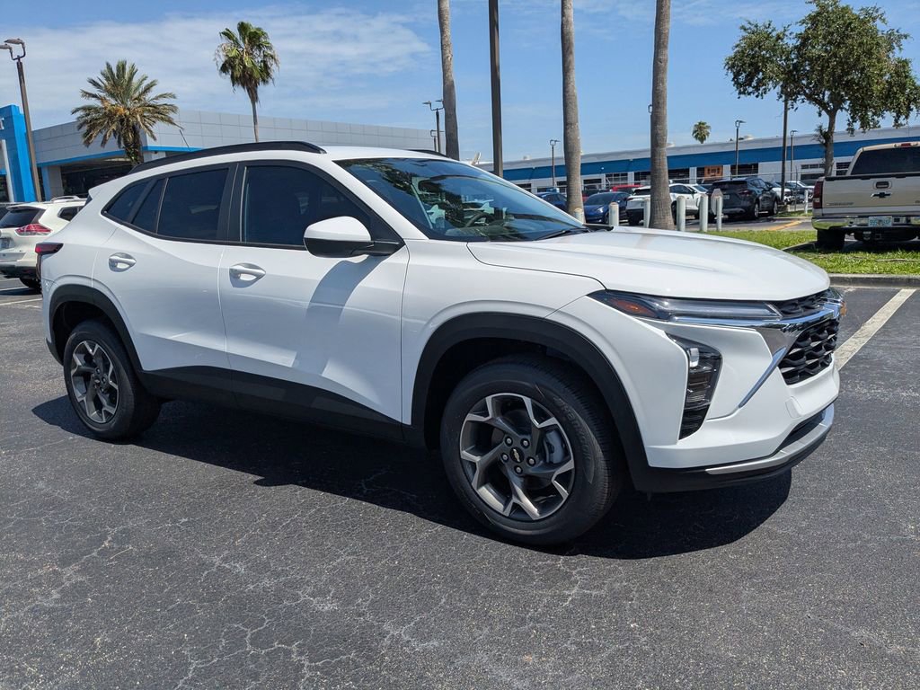2025 Chevrolet Trax LT photo 2