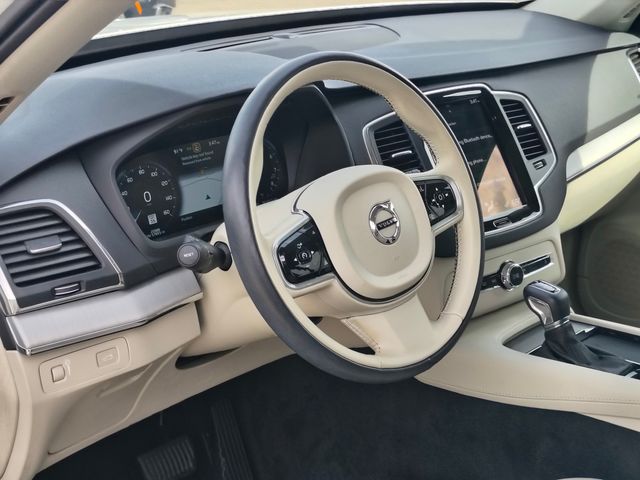 2022 Volvo XC90 T5 Momentum photo 2