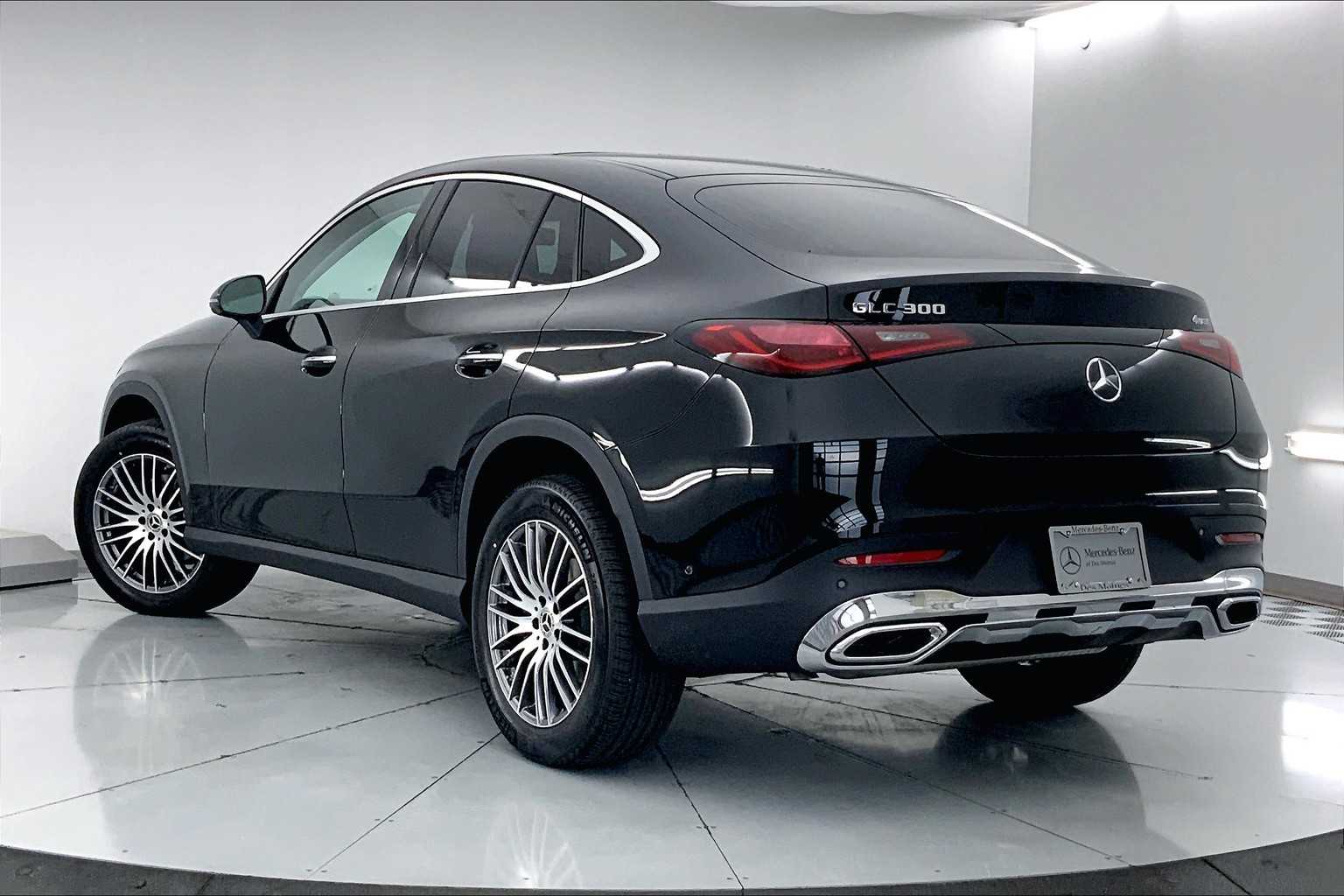 2025 Mercedes Benz GLC 300 4MATIC photo 3