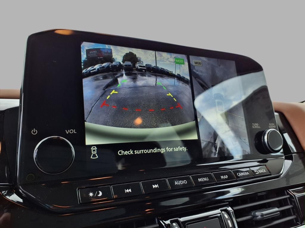 2025 Nissan Pathfinder Platinum photo 3