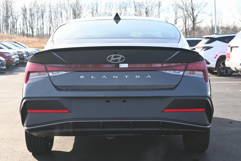2026 Hyundai Elantra SEL Sport photo 4
