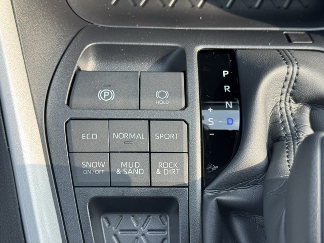 2025 Toyota RAV4 XLE photo 22