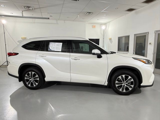 2020 Toyota Highlander XLE photo 2