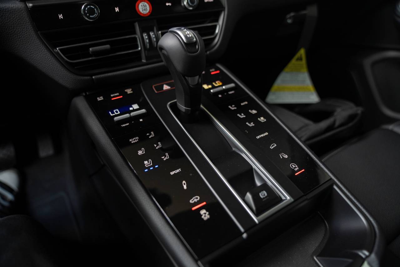 2025 Porsche Macan S photo 19