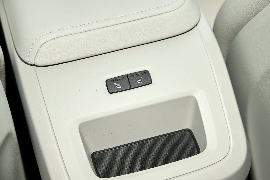 2025 VOLVO XC60 - Image 17