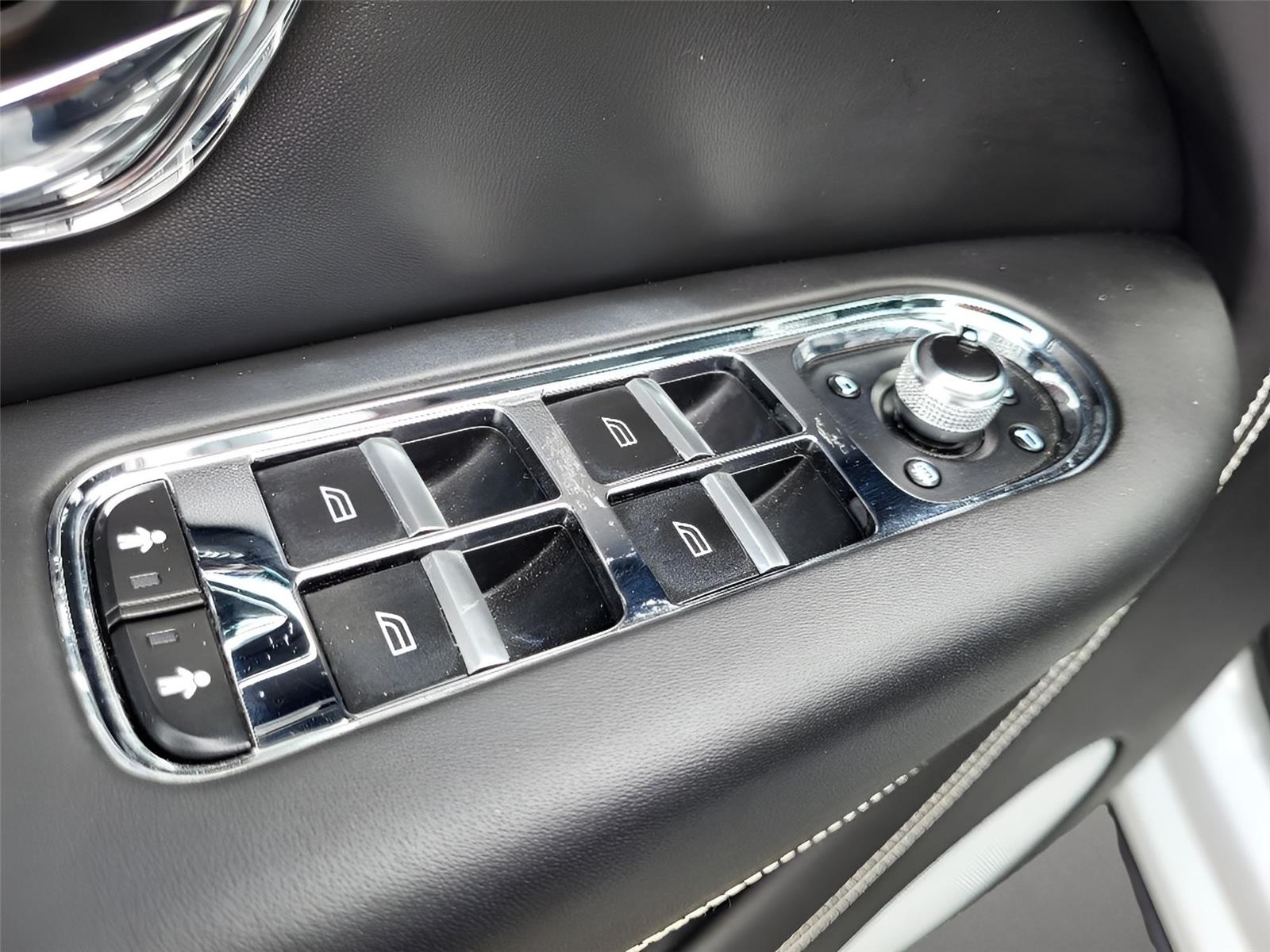 2021 Bentley Bentayga V8 photo 9