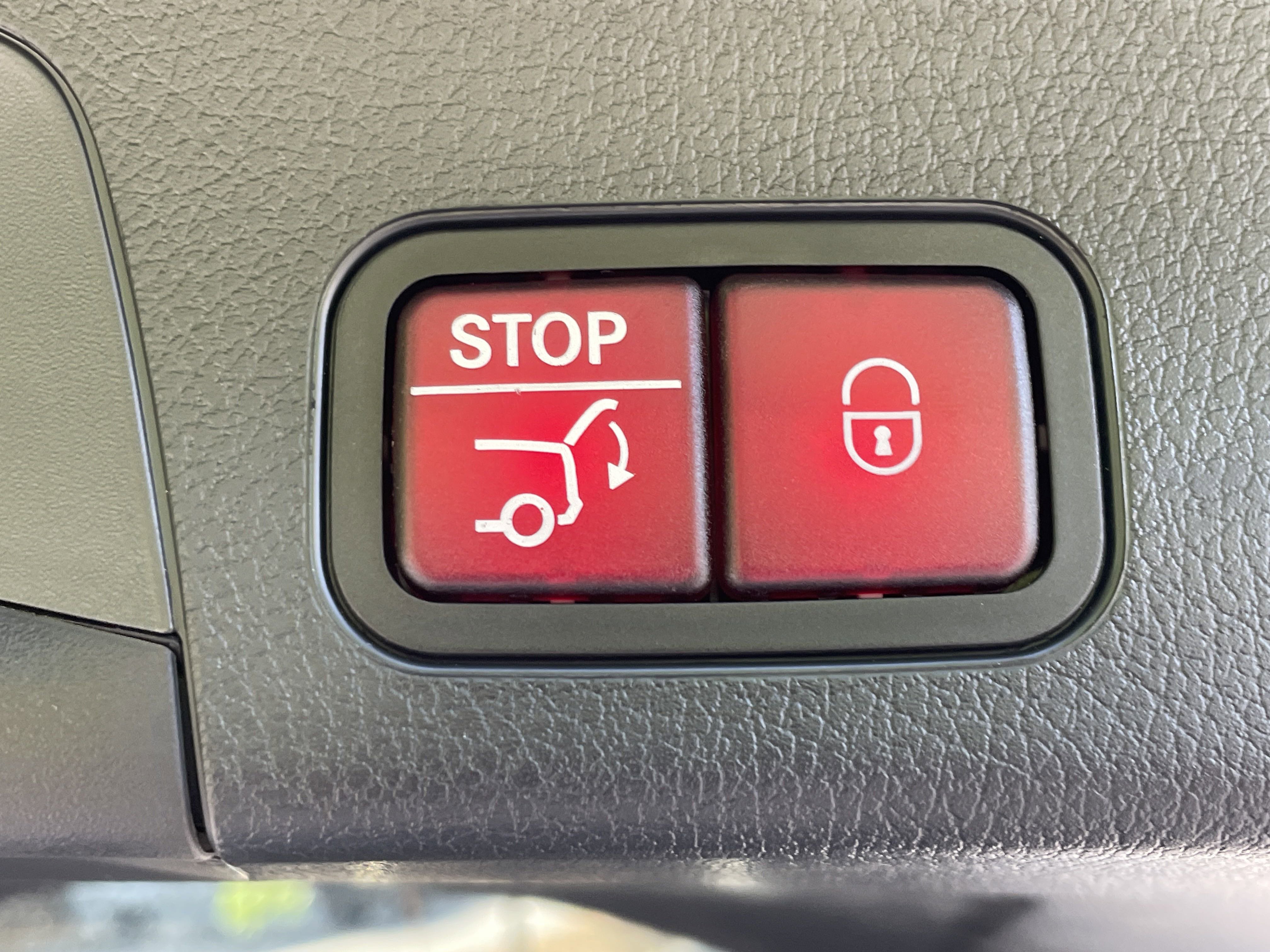 2025 Mercedes Benz GLB 250 4MATIC photo 3