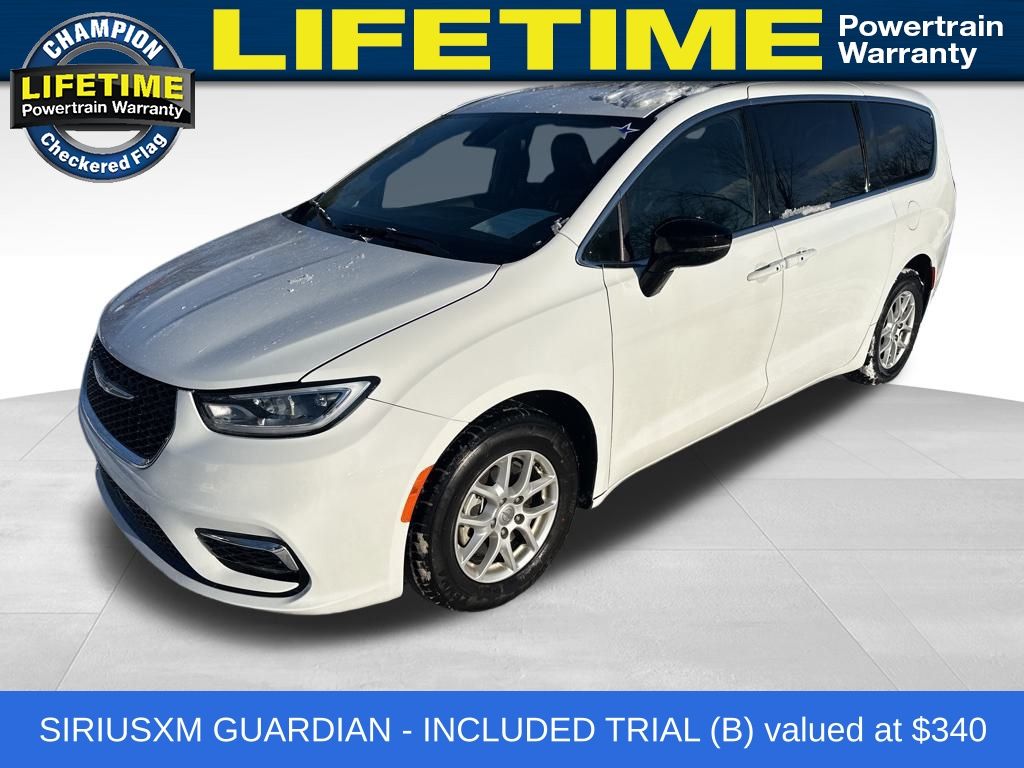 2025 Chrysler Pacifica Select's photo
