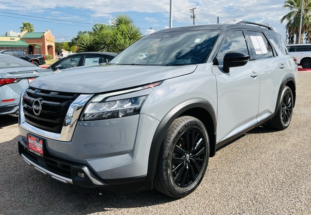 2022 Nissan Pathfinder Platinum photo 3