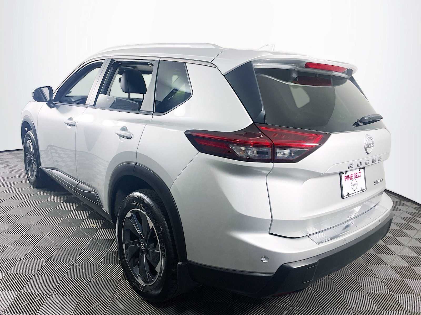 2024 Nissan Rogue SV photo 6