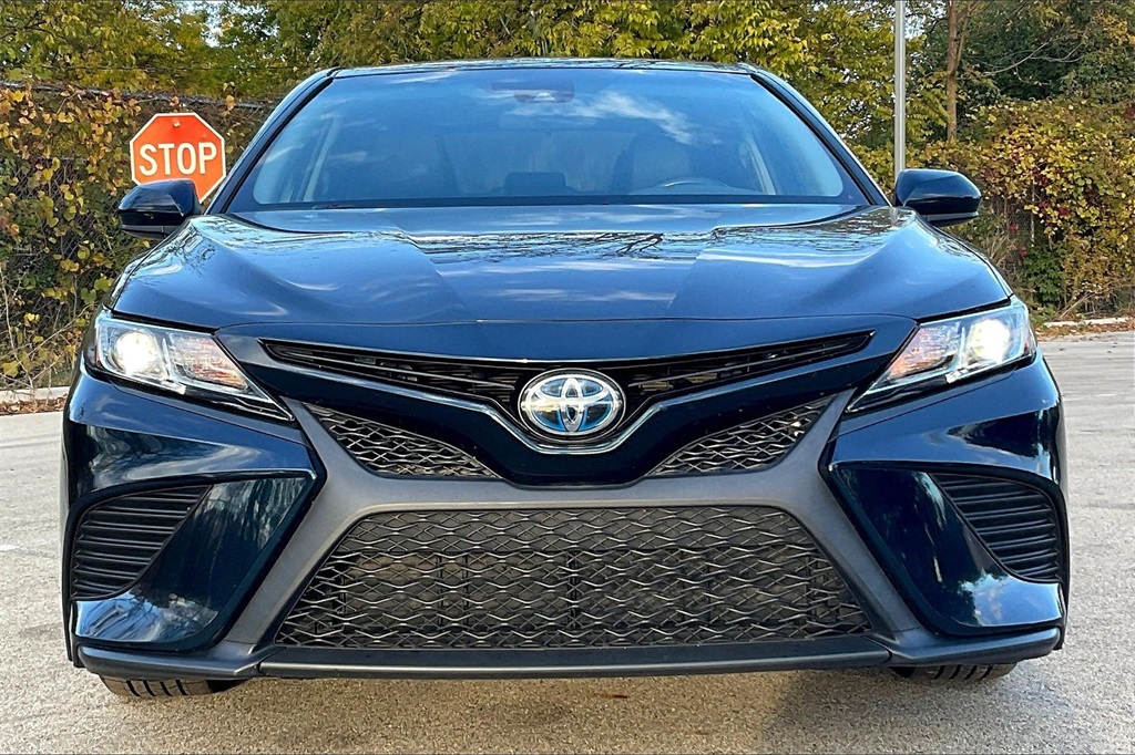 2020 Toyota Camry Hybrid SE photo 2