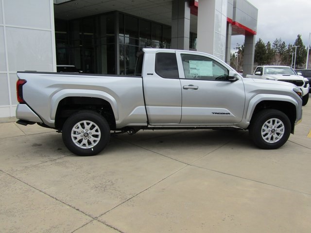 2025 Toyota Tacoma SR5 XtraCab photo 5