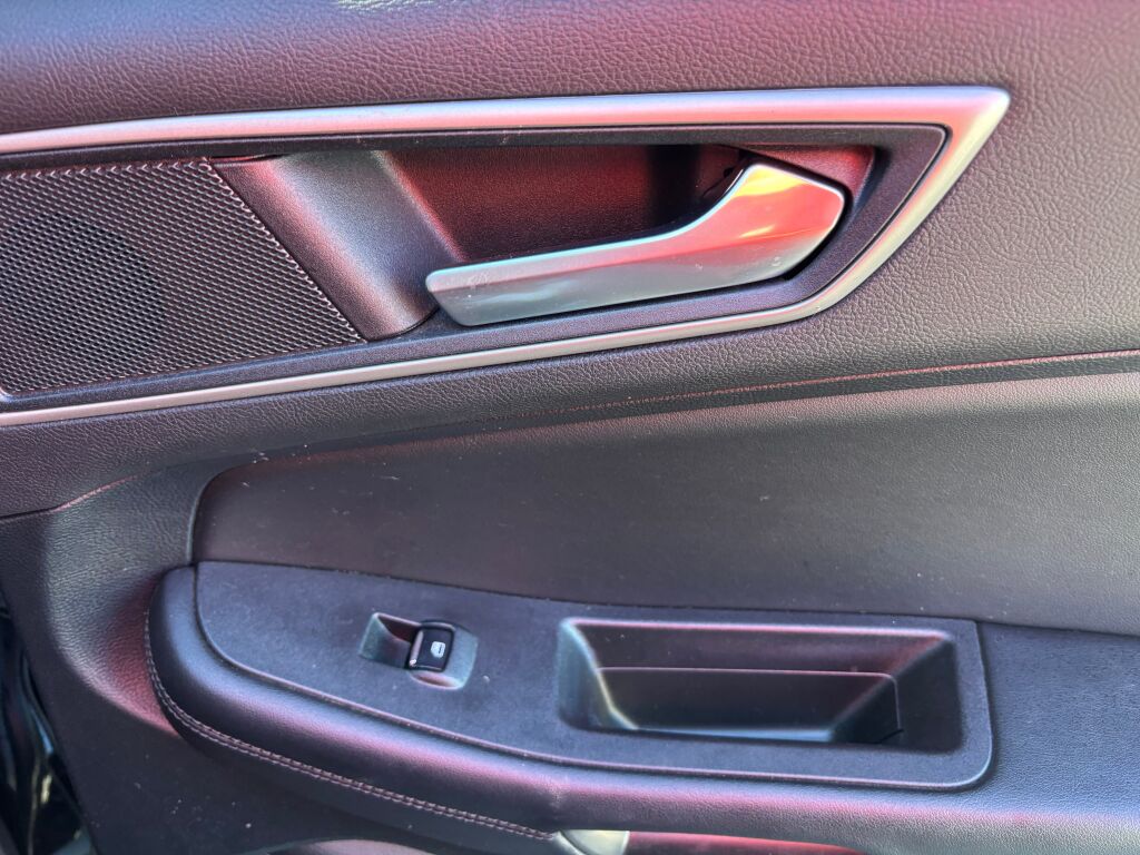 2023 Ford Edge SEL photo 16