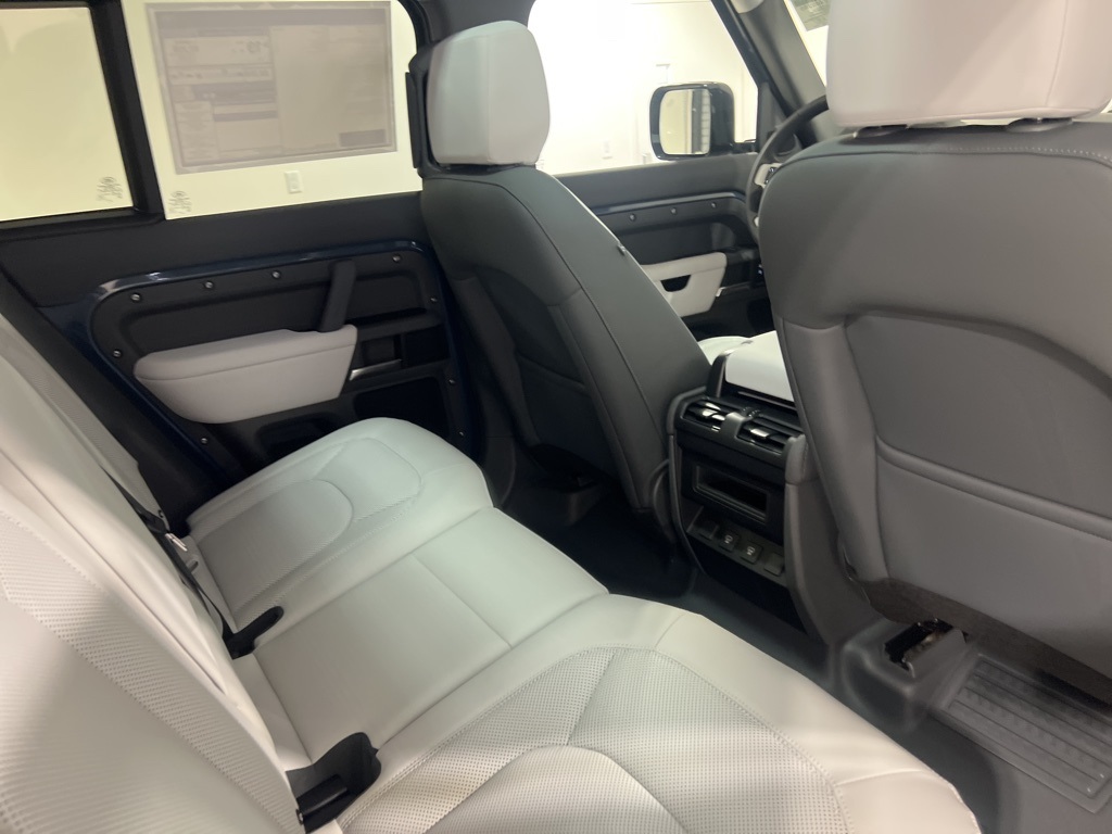 2025 Land Rover Defender 110 S photo 25
