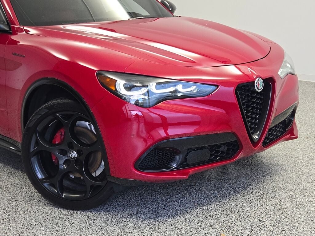 2024 Alfa Romeo Stelvio Ti photo 2