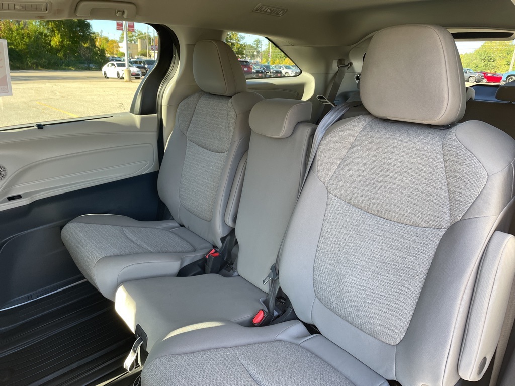 2024 Toyota Sienna LE photo 4