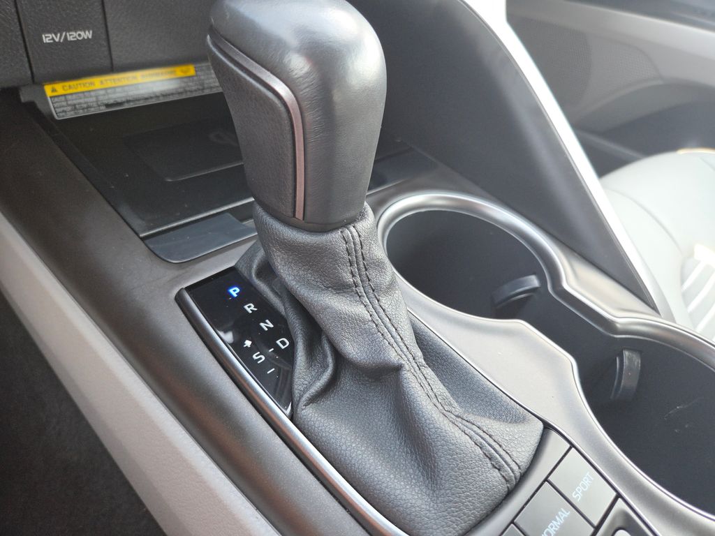 2021 Toyota Camry Hybrid SE photo 21