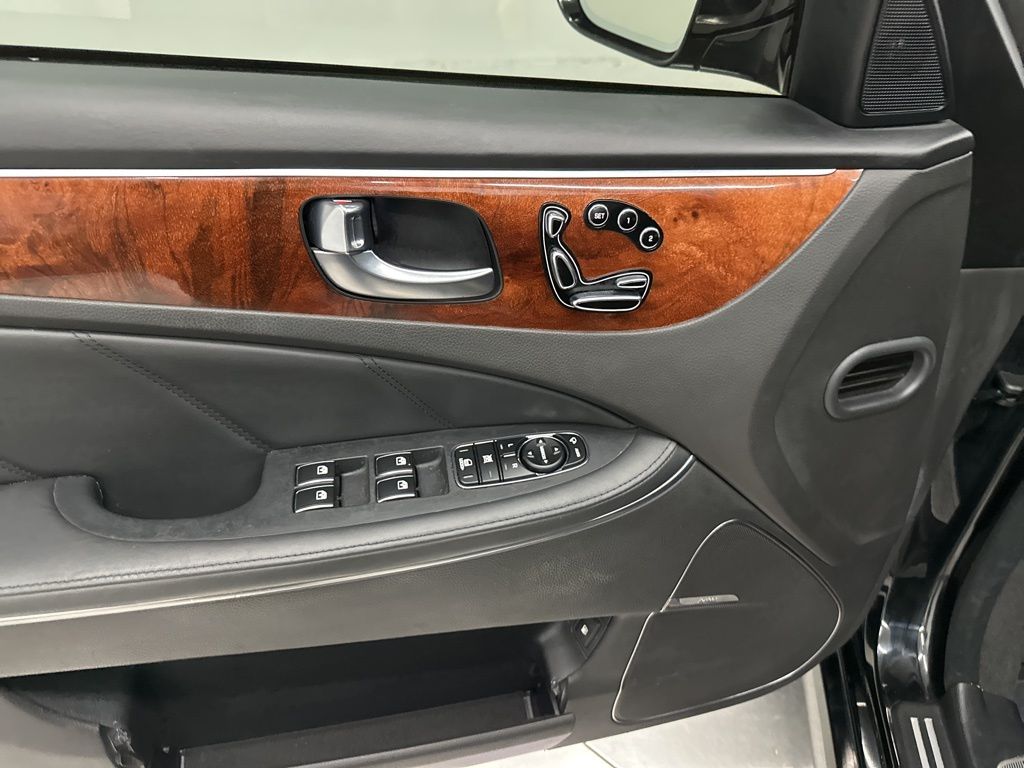 2014 Hyundai Equus Signature photo 9