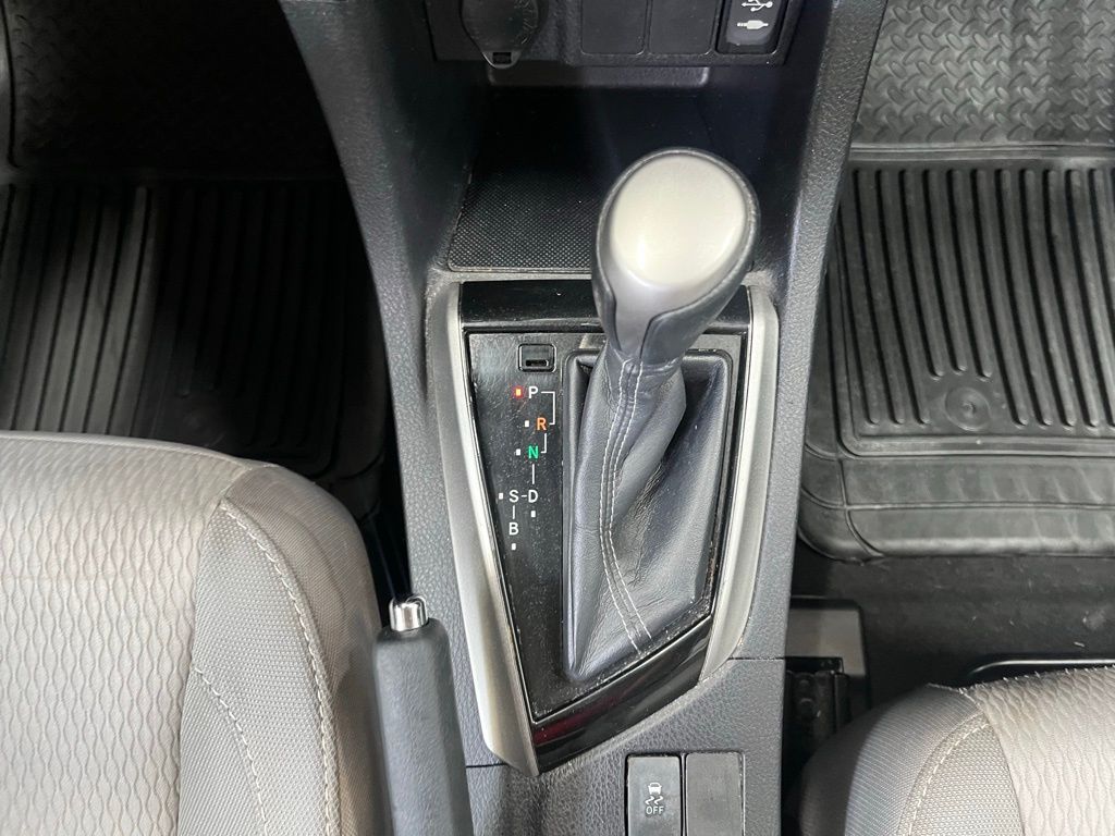 2015 Toyota Corolla LE photo 14