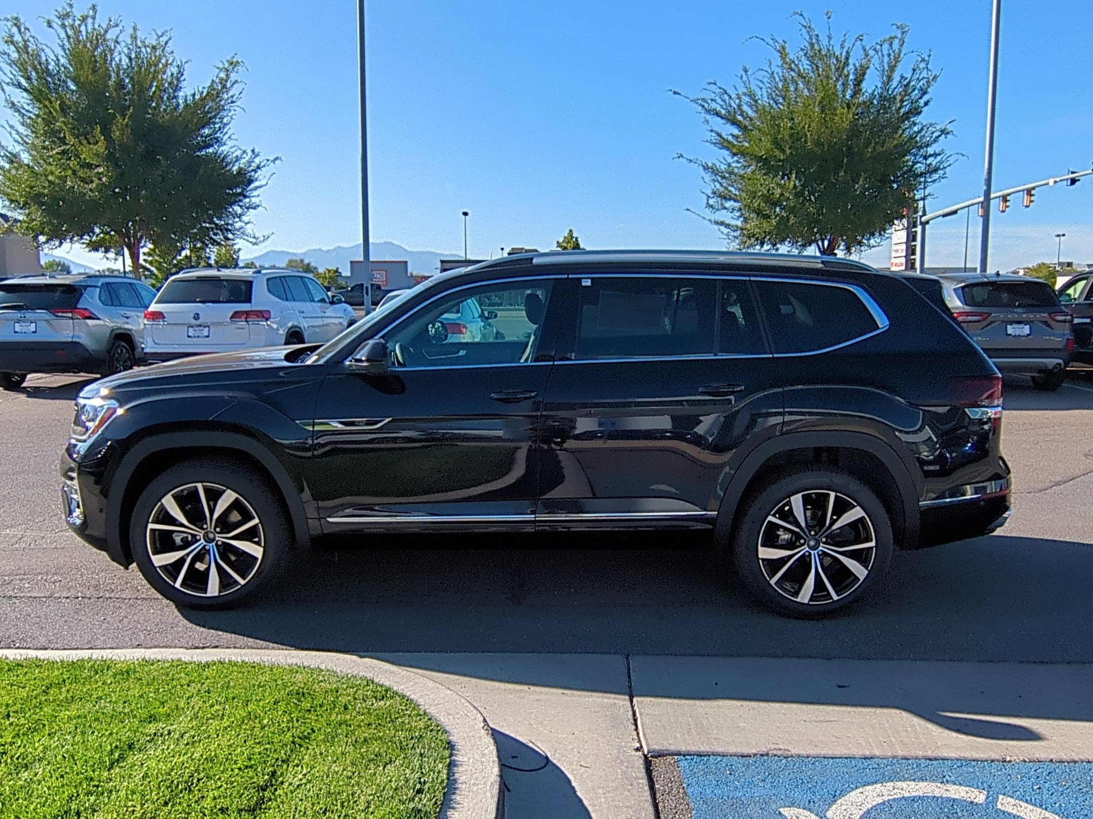 2026 Volkswagen Atlas SEL Premium R-Line photo 4