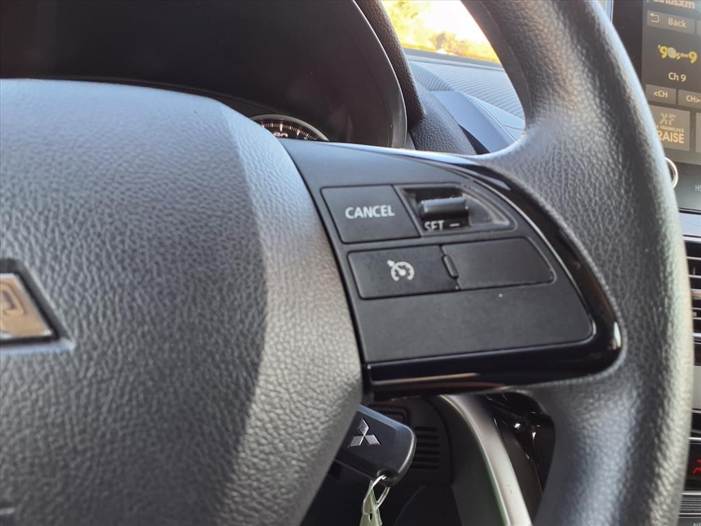 2023 Mitsubishi Eclipse Cross LE photo 18