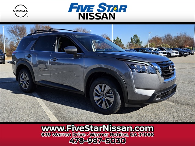 2025 Nissan Pathfinder SV's photo