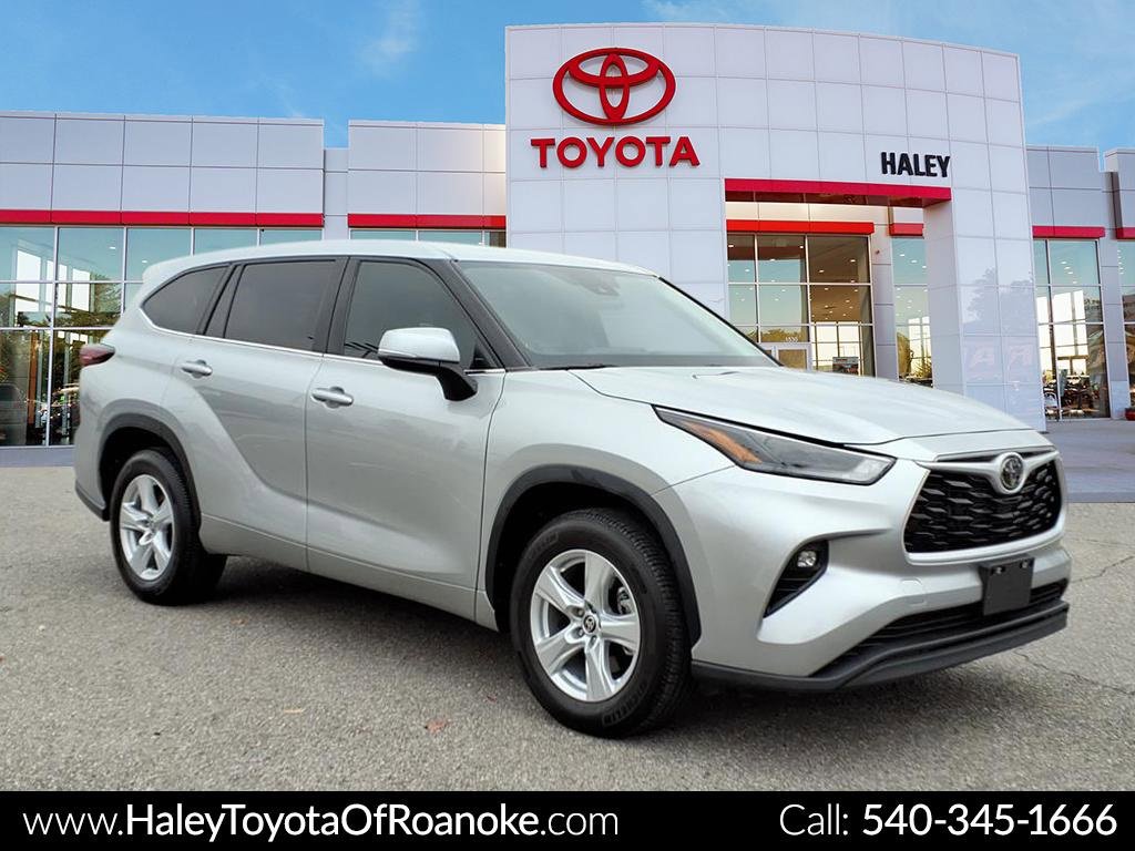 2024 Toyota Highlander LE's photo