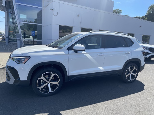 2025 Volkswagen Taos SEL photo 2