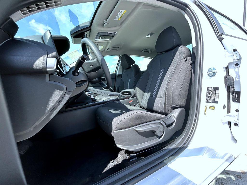 2025 Hyundai Elantra SE photo 10
