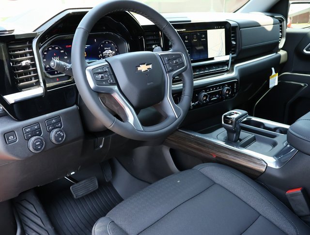 2025 Chevrolet Silverado 1500 LT photo 2