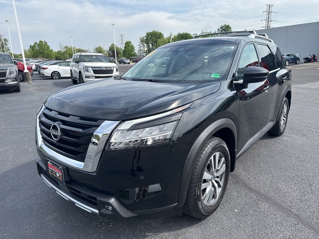 2022 Nissan Pathfinder SL photo 2