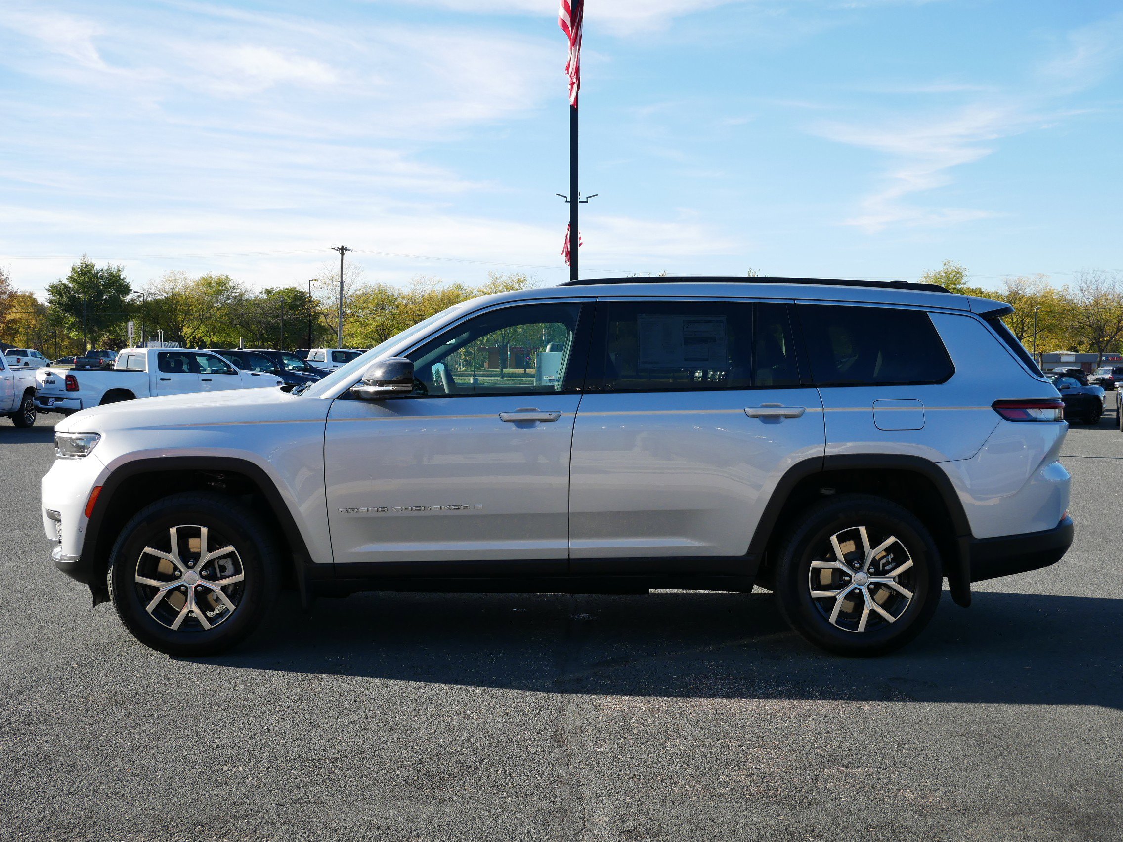 2025 Jeep Grand Cherokee Limited photo 3