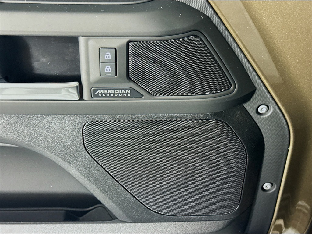 2025 Land Rover Defender 110 X-Dynamic SE photo 14