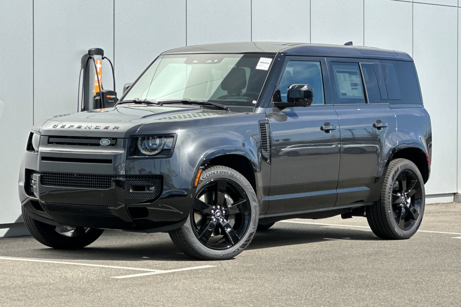 2025 Land Rover Defender X-Dynamic SE's photo