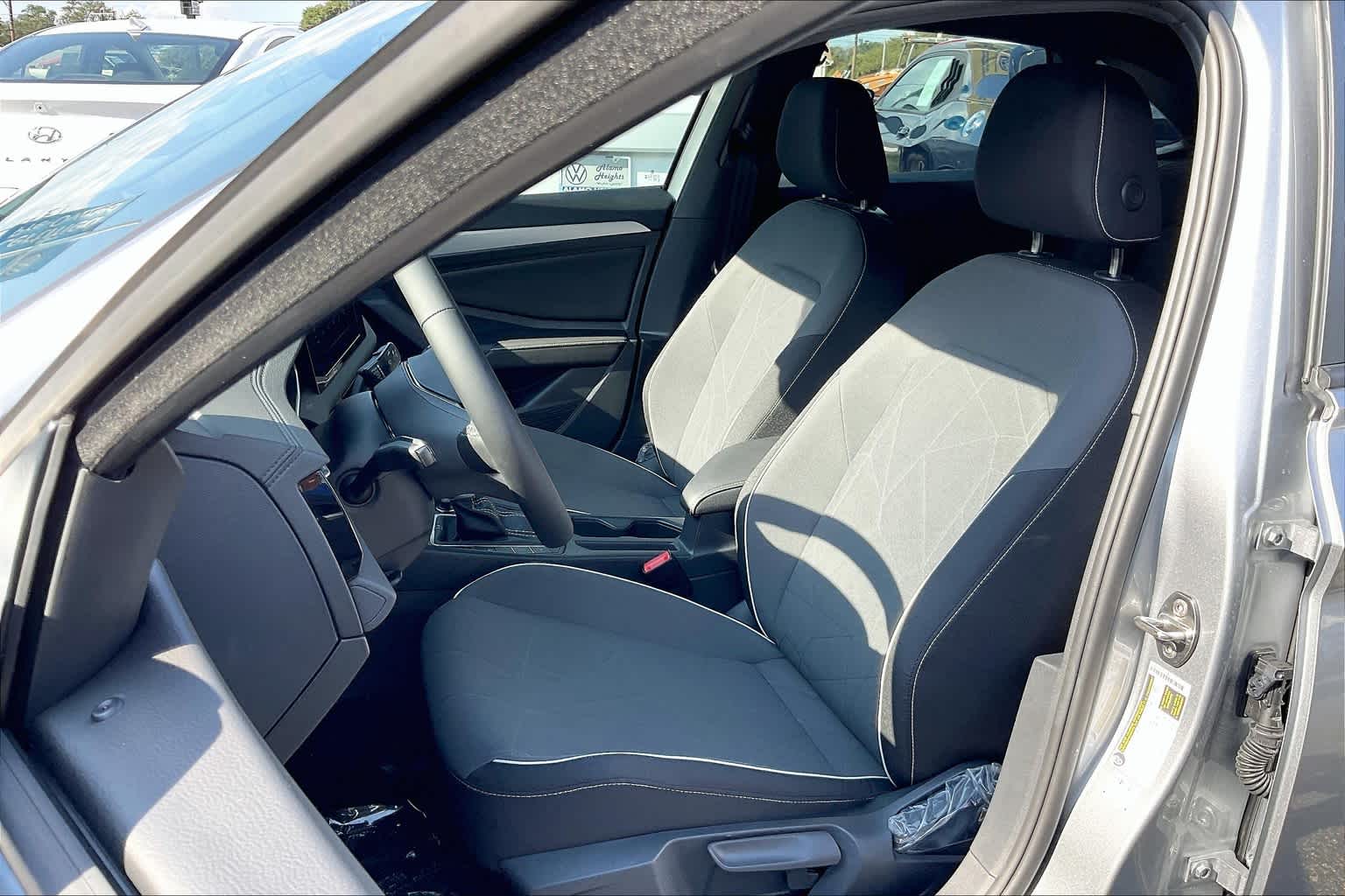 2025 Volkswagen Jetta 1.5T Sport photo 9