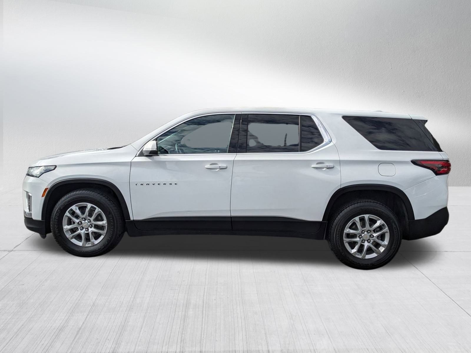 2023 Chevrolet Traverse LS photo 2