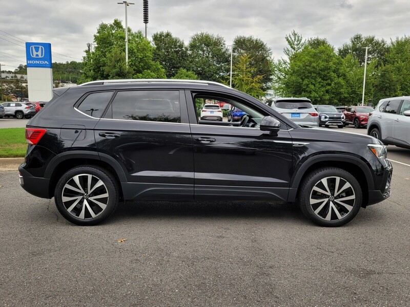 2023 Volkswagen Taos SE photo 2