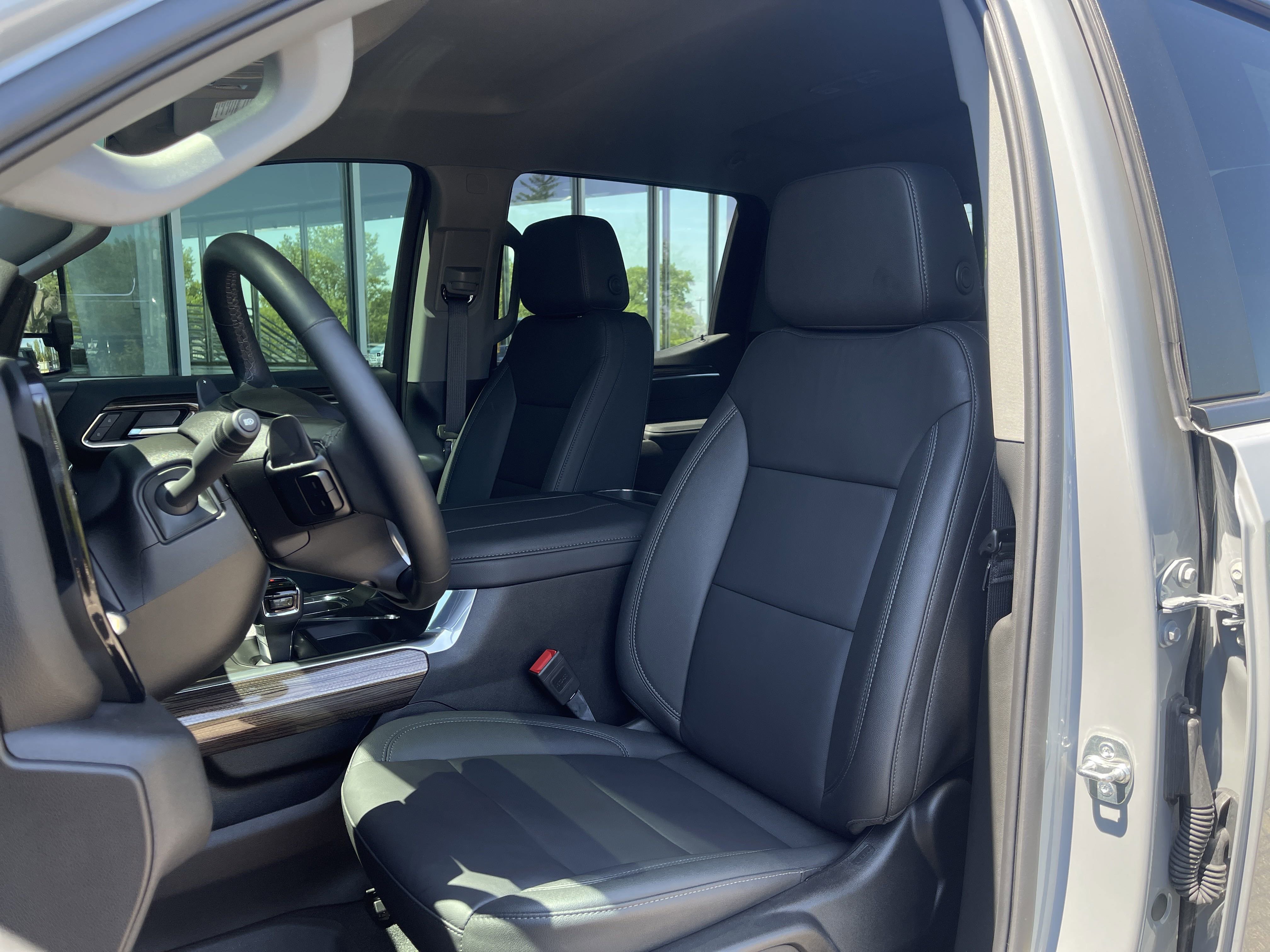 2025 Chevrolet Silverado 1500 RST photo 2